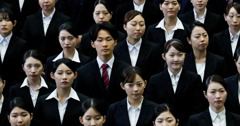 Τόκιο: Εργαζόμενοι φορούν βερμούδες για να μειωθεί το ενεργειακό κόστος