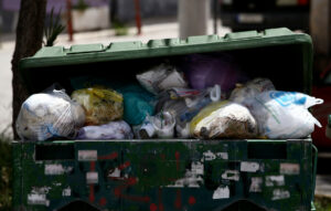 Αποτροπή τραγωδίας: Άστεγος βρέθηκε σε κάδο απορριμμάτων στη Θεσσαλονίκη