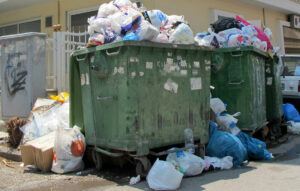 Σοκ στη Θεσσαλονίκη: Άστεγος εντοπίστηκε μέσα σε κάδο απορριμμάτων