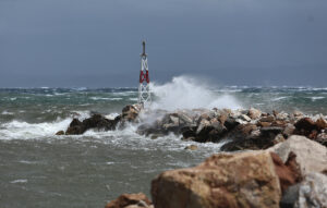 Δεμένα πλοία στα λιμάνια λόγω θυελλωδών ανέμων: Ποια δρομολόγια επηρεάζονται