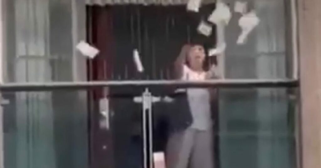 Κίνα: Χρήματα πέφτουν από το παράθυρο μετά από οικογενειακή διένεξη