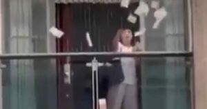 Κίνα: Χρήματα πέφτουν από το παράθυρο μετά από οικογενειακή διένεξη