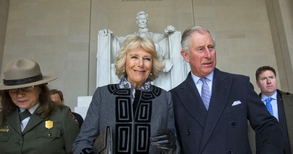 Ο βασιλιάς Κάρολος θα ταξιδέψει κανονικά στις ΗΠΑ