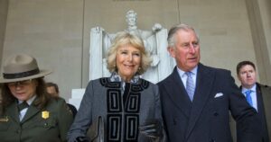 Ο βασιλιάς Κάρολος θα ταξιδέψει κανονικά στις ΗΠΑ