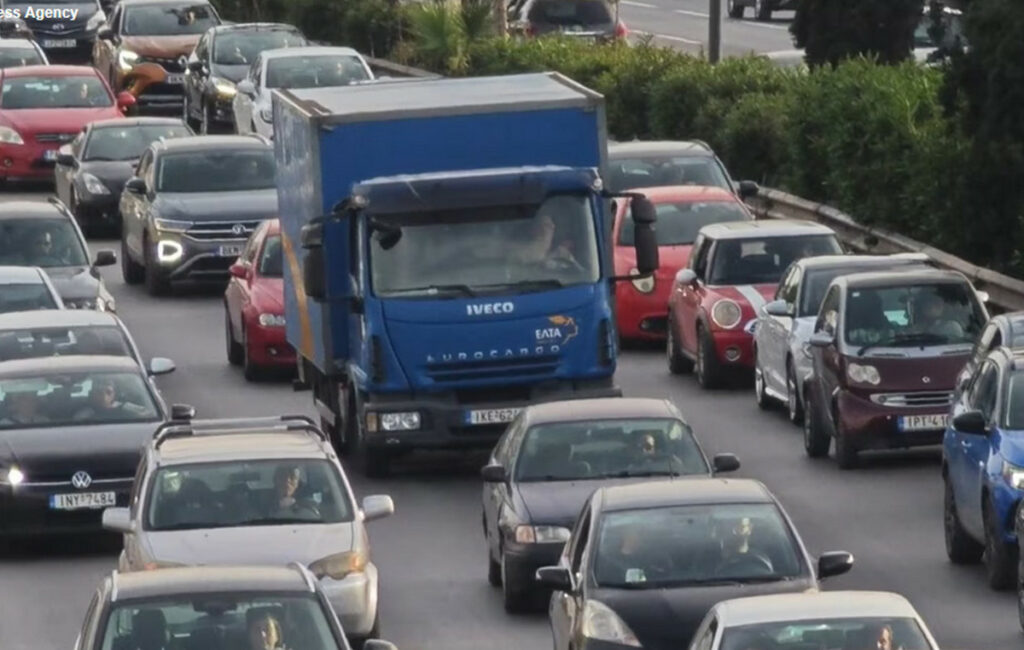 Κίνηση που προκαλεί καθυστερήσεις στον Κηφισό και στις κεντρικές οδούς της Αττικής