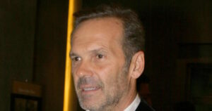 Πέτρος Κωστόπουλος: Συγκίνηση κατά τη διάρκεια σύνδεσης έξω από το πατρικό του