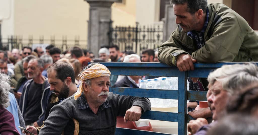 Μυτιλήνη: Εντονότερη η κρίση, οι κτηνοτρόφοι συνεχίζουν τους αποκλεισμούς