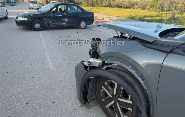 Σοβαρό τροχαίο στη Λαμία: Παππούς και εγγονός τραυματίστηκαν από παραβίαση STOP