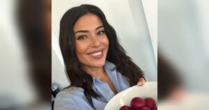 Η Αφροδίτη Λατινοπούλου εύχεται καλή Ανάσταση με κόκκινα αυγά