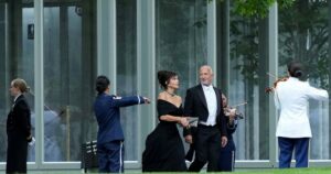 Η Λόρεν Σάντσεζ εντυπωσίασε με βαθύ ντεκολτέ στο δείπνο Τραμπ για τον Κάρολο