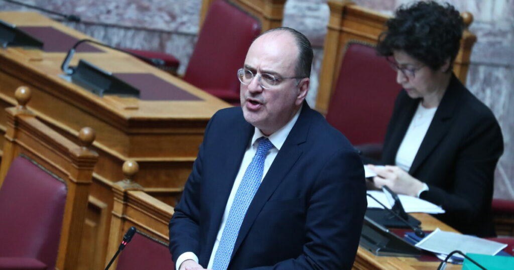 Μακάριος Λαζαρίδης: Το retweet που σχολιάζει τη Ντόρα Μπακογιάννη μετά την παραίτησή του