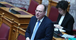 Μακάριος Λαζαρίδης: Το retweet που προκαλεί αίσθηση για τη Ντόρα Μπακογιάννη