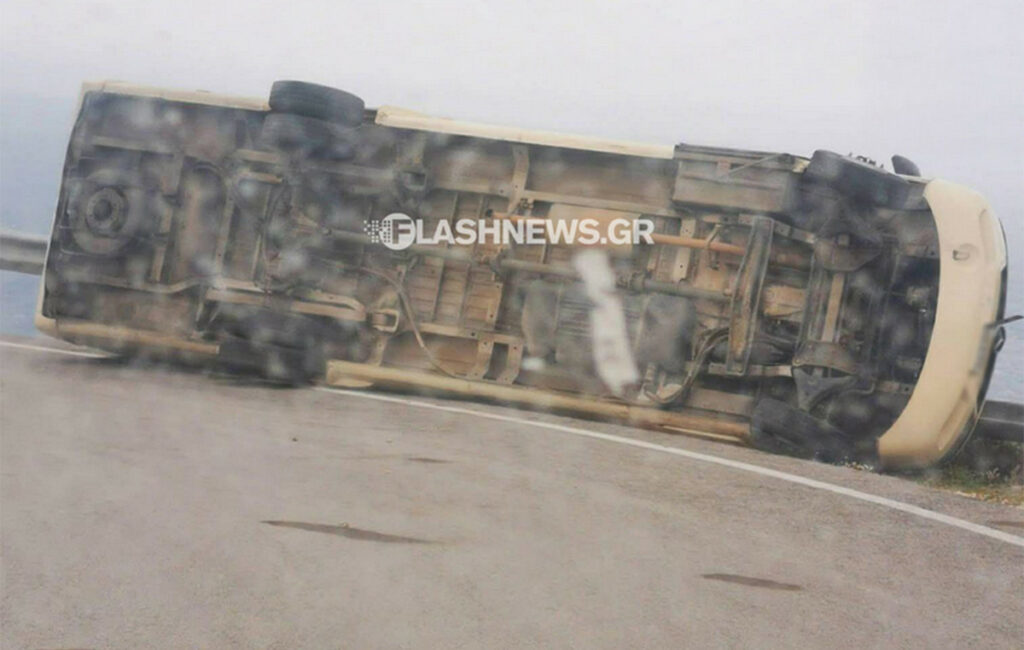 Ανατροπή λεωφορείου ΚΤΕΛ στην Κρήτη λόγω θυελλωδών ανέμων