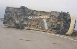 Λεωφορείο του ΚΤΕΛ ανέτρεψε στην Κρήτη λόγω θυελλωδών ανέμων