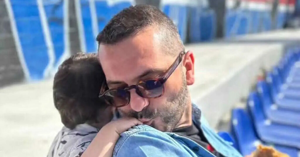 Ο Λεωνίδας Κουτσόπουλος απολαμβάνει μπόουλινγκ με τον γιο του