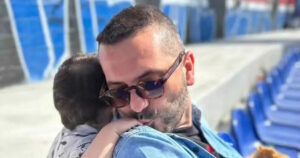 Ο Λεωνίδας Κουτσόπουλος απολαμβάνει μπόουλινγκ με τον γιο του