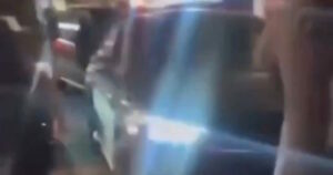 Λονδίνο: Πανικός καθώς αυτοκίνητο πέφτει πάνω σε πεζούς, σοβαροί τραυματισμοί