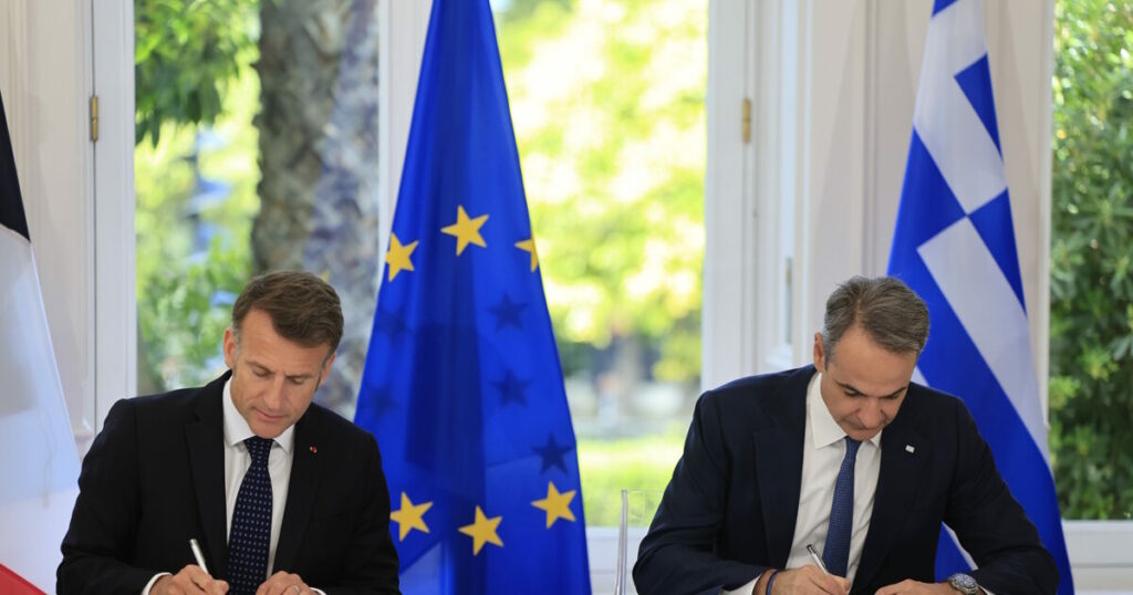 Μητσοτάκης και Μακρόν υπογράφουν στρατηγικές συμφωνίες για Ελλάδα-Γαλλία