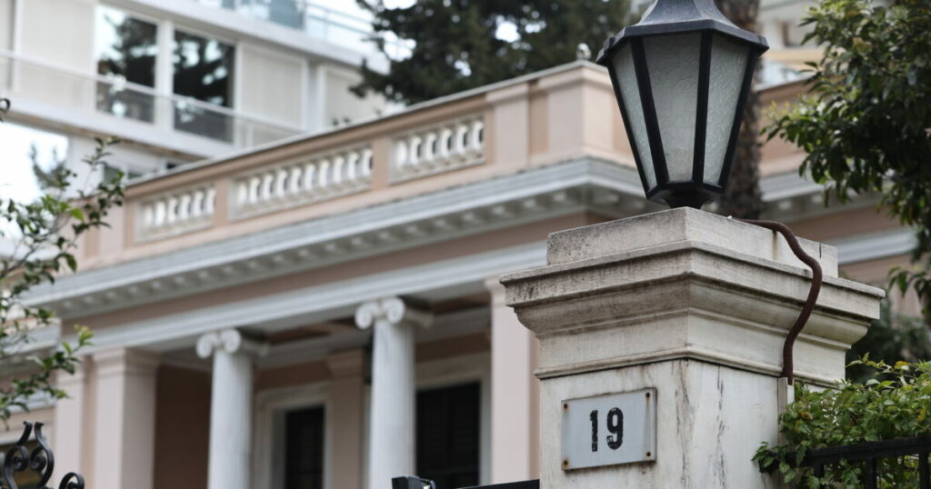 Άμεσο ξεκαθάρισμα για τους γαλάζιους βουλευτές ζητά το Μαξίμου