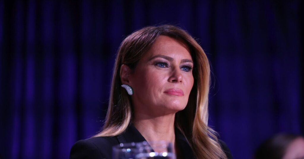 Η Μελάνια Τραμπ αντιτίθεται στον Τζίμι Κίμελ για σχόλια περί «ήμελλου χήρας»