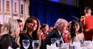 Πυροβολισμοί στο δείπνο του Λευκού Οίκου: Υποθέσεις και συνωμοσίες γεμίζουν το διαδίκτυο