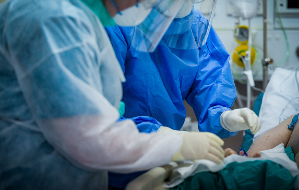 Κρίσιμες ώρες για 17χρονο που χτυπήθηκε από λεωφορείο στον Πειραιά