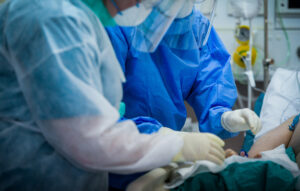 Κρίσιμες ώρες για 17χρονο που χτυπήθηκε από λεωφορείο στον Πειραιά