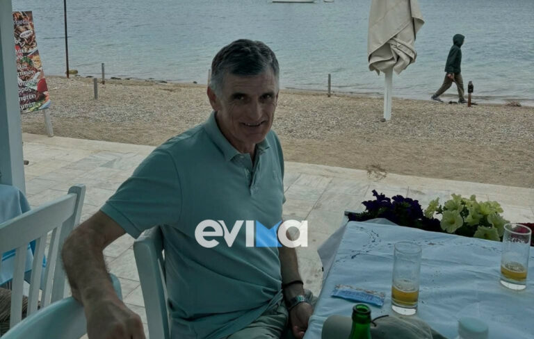 Ο Χοσέ Λουίς Μεντιλίμπαρ στην Ερέτρια απολαμβάνει θαλασσινούς μεζέδες