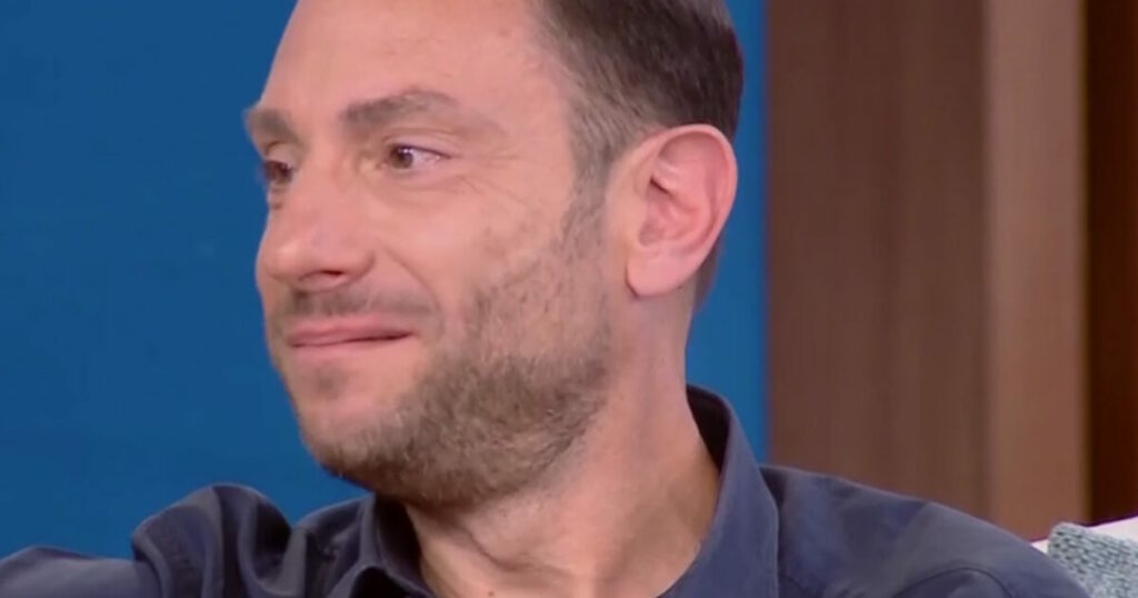 Ο γιος του Μανώλη Μητσιά συγκινεί μιλώντας για τον πατέρα του