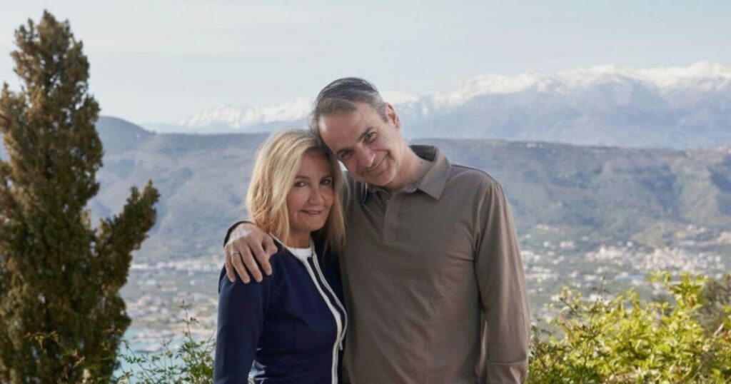 Κυριάκος Μητσοτάκης: Πασχαλινές ευχές και τρυφερή στιγμή με τη Μαρέβα στα Χανιά