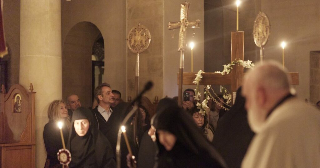 Πρωθυπουργός Κυριάκος Μητσοτάκης και Μαρέβα Γκραμπόφσκι παρακολούθησαν τον Επιτάφιο στα Χανιά