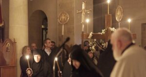 Πρωθυπουργός Κυριάκος Μητσοτάκης και Μαρέβα Γκραμπόφσκι παρακολούθησαν τον Επιτάφιο στα Χανιά