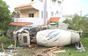 Θαύμα στη Ρόδο: Μπετονιέρα 33 τόνων έπεσε σε αυλή κατοικίας