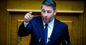 Σφοδρή επίθεση του ΠΑΣΟΚ κατά Λαζαρίδη, στο στόχαστρο ο Μητσοτάκης