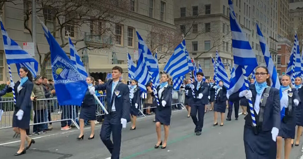 Νέα Υόρκη: Στα γαλανόλευκα η 5η λεωφόρος για την 25η Μαρτίου