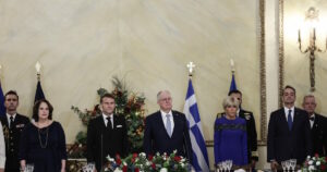 Επίσημο δείπνο στο Προεδρικό μέγαρο: Στήριξη Μακρόν προς Ελλάδα