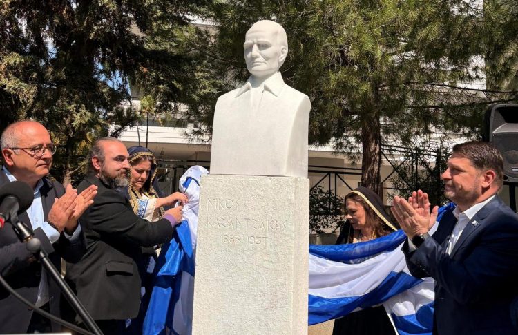 Αποκαλύφθηκε η προτομή του Νίκου Καζαντζάκη στην «Βίλλα Στέλλα»