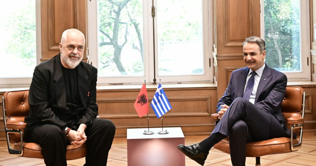 Ο Έντι Ράμα με μη αναμενόμενο ντύσιμο στη συνάντησή του με τον Μητσοτάκη