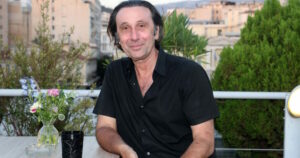 Ρένος Χαραλαμπίδης: Επιστρέφει στην τηλεόραση μετά τη φροντίδα των γονιών του