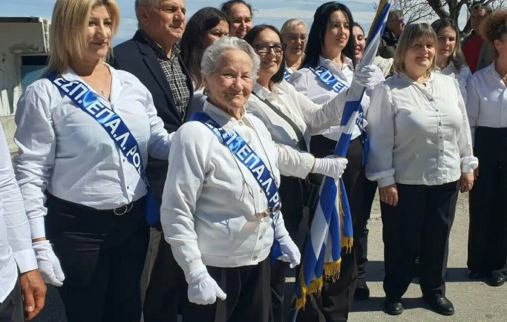 82χρονη στη Ρόδο φοιτά με τον εγγονό της – Μήνυμα αγάπης στο σχολείο