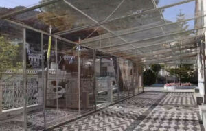 Ενίσχυση ασφάλειας με συρματοπλέγματα για τον ρουκετοπόλεμο στη Χίο