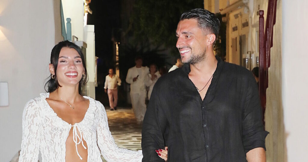 Ο Σάκης Κατσούλης και η Μαριαλένα Ρουμελιώτη κάνουν shopping για την κοιλίτσα