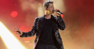 Σάκης Ρουβάς: Ερμηνεύει το «Κάτω απ' το πουκάμισό μου» του Καζαντζίδη