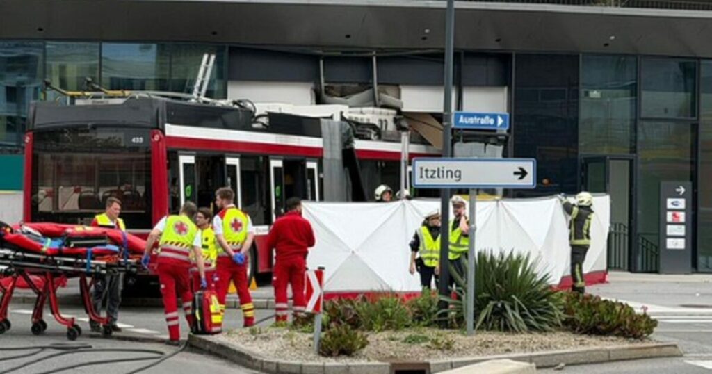 Τρόλεϊ μπήκε σε σούπερ μάρκετ στο Σάλτσμπουργκ: Ένας νεκρός και επτά τραυματίες
