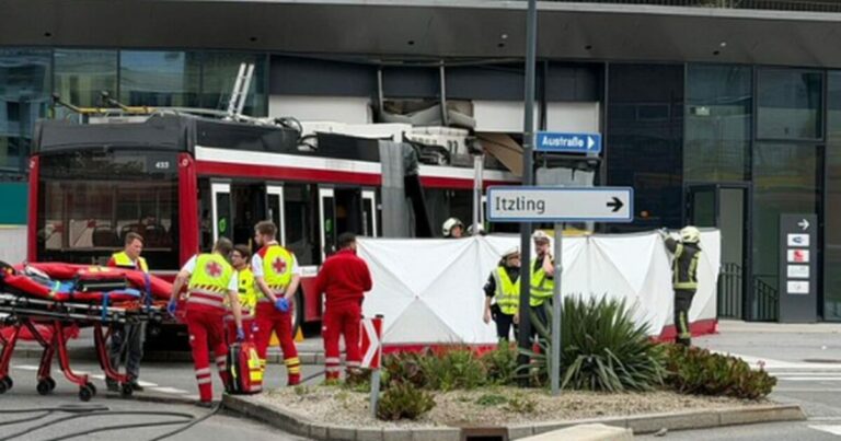 Τρόλεϊ μπήκε σε σούπερ μάρκετ στο Σάλτσμπουργκ: Ένας νεκρός και επτά τραυματίες