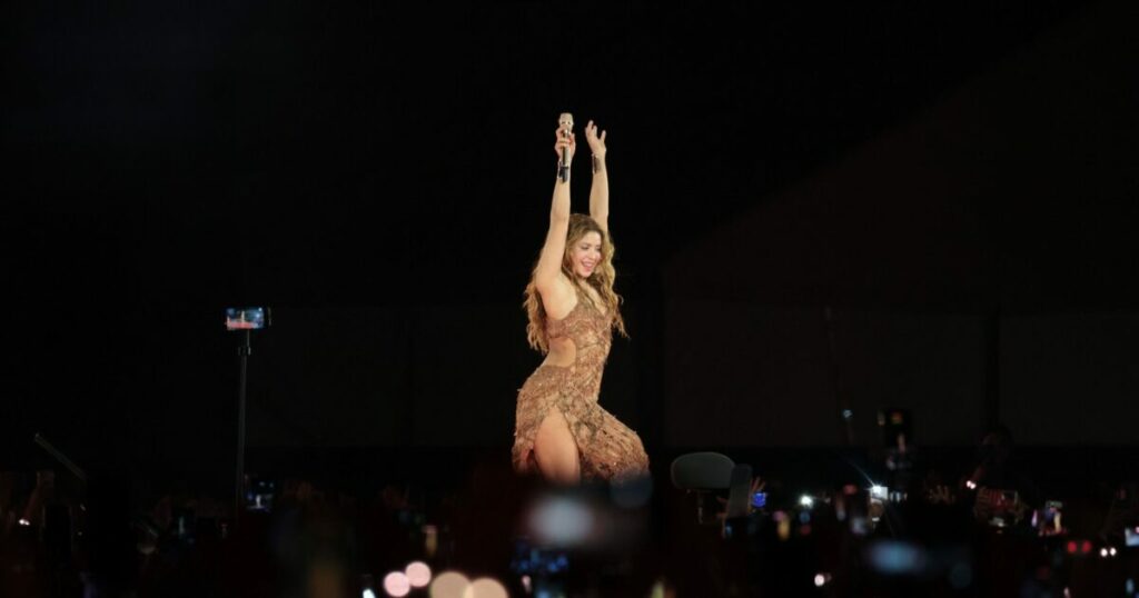 Σάλος με τη Σακίρα: Οπερατέρ σωριάζεται μπροστά της χωρίς αντίδραση