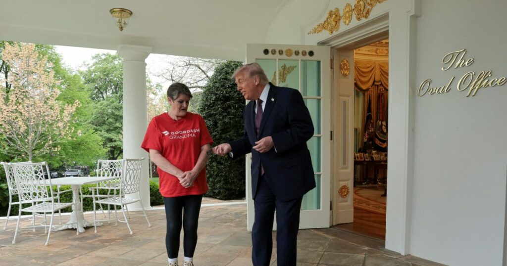 Σάρον Σίμονς: Γιαγιά 10 εγγονιών που παρέδωσε McDonald’s στον Τραμπ