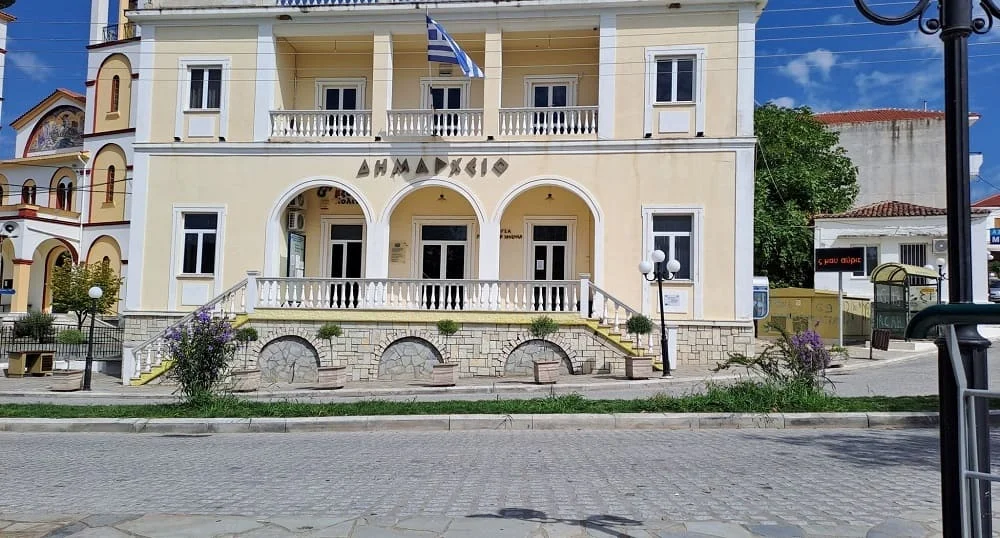 Σκοτάδι σε δημοτικό σχολείο: Έντονη κριτική κατά του δημάρχου