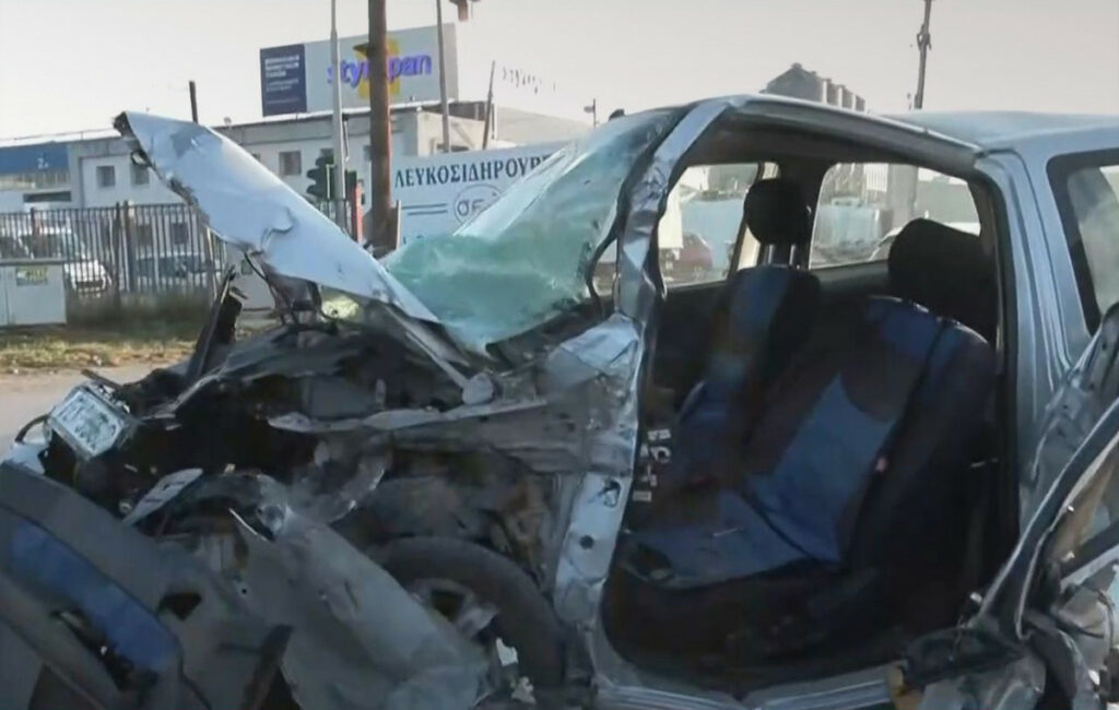 Σφοδρή σύγκρουση φορτηγού με ΙΧ στην Θεσσαλονίκη – Εγκλωβισμένη γυναίκα οδηγός