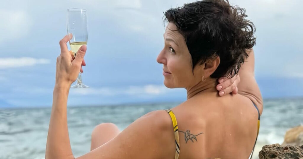 Η Ταμίλα Κουλίεβα απολαμβάνει ιαματικό μπάνιο στους Λουτρά Αιδηψού